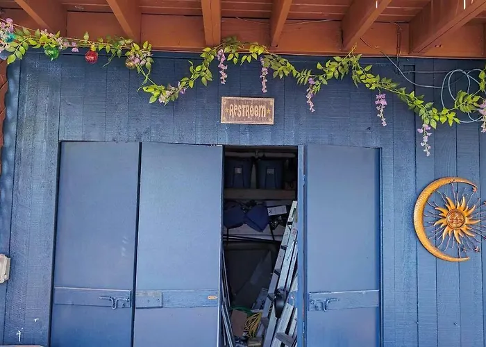 The Van Gogh Apartment - A Cozy, Creative Retreat