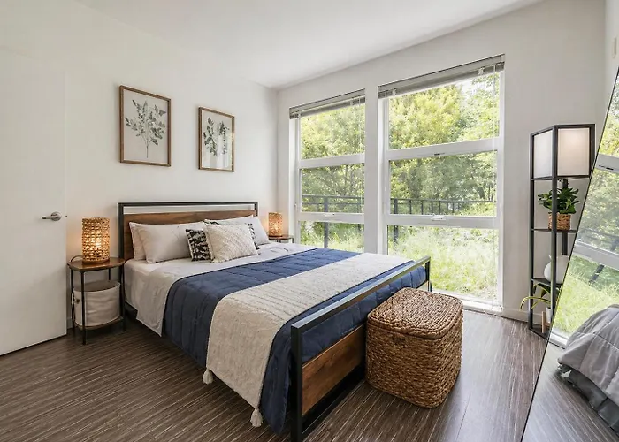 King Bed Spacious Apartment Gym Rooftop Free Parking